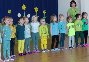 12 Dzieci śpiewają piosenkę.